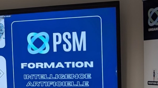 Un écran mural affiche la diapositive d’ouverture d’une formation PSM à l’intelligence artificielle ; à droite, le kakemono de l’organisme de formation.